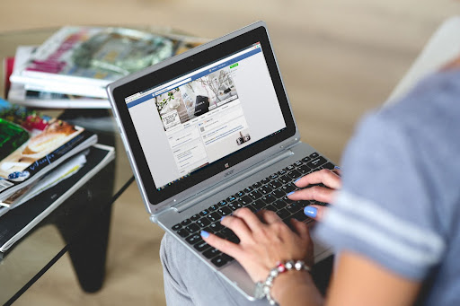 Rules Of Media Buying - woman sitting with laptop on her lap